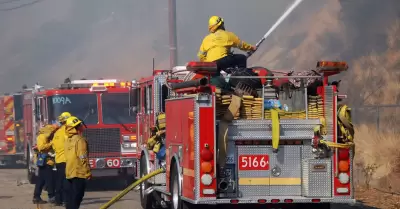 Bomberos trabajando en los incendios