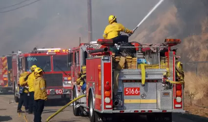 Bomberos trabajando en los incendios