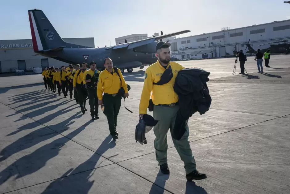 Entran en apoyo bomberos mexicanos en incendios de Los ngeles