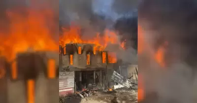 Incendio causa daos en dos viviendas en la colonia Arenales