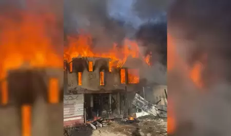 Incendio causa daos en dos viviendas en la colonia Arenales