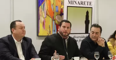 Se rene presidente municipal Ismael Burgueo con integrantes del grupo Minarete