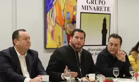 Se rene presidente municipal Ismael Burgueo con integrantes del grupo Minarete