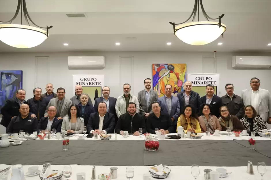 Se rene presidente municipal Ismael Burgueo con integrantes del grupo Minarete