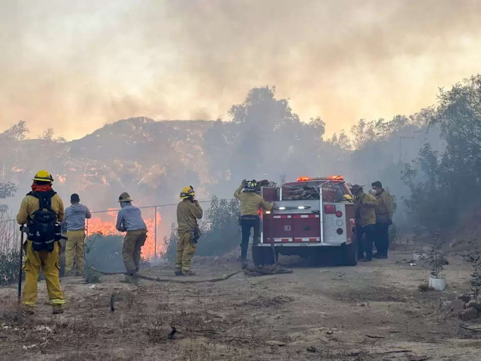 Atienden incendios forestales