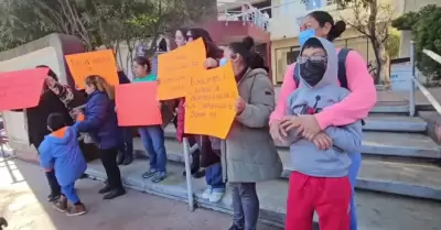 Madres de los alumnos del Centro de Atencin Mltiple de Playas de Tijuana