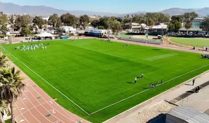 Inauguran alcaldesa Claudia Agat�n y Energ�a Costa Azul empastado de cancha de u