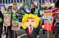 Activistas queman piata con la figura de Trump frente al muro internacional en Playas de Tijuana