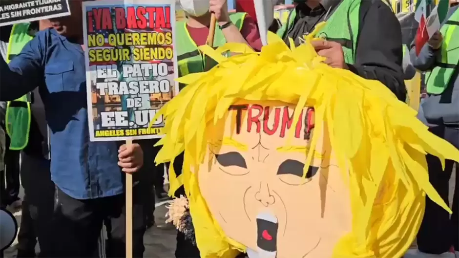 Activistas queman piata con la figura de Trump frente al muro internacional en Playas de Tijuana