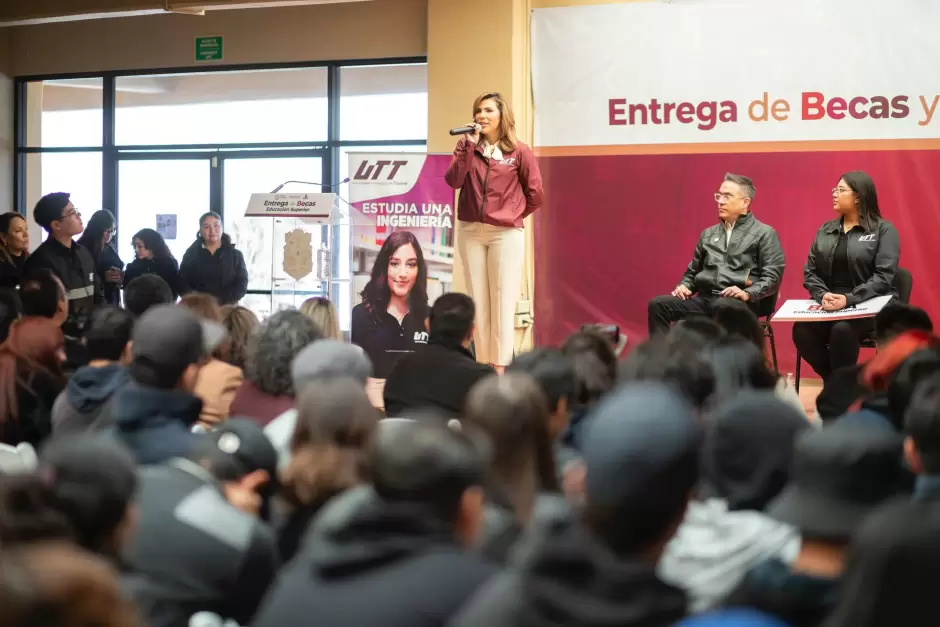 Beneficia Gobernadora Marina del Pilar con becas a estudiantes universitarios