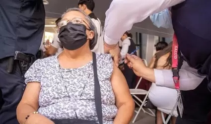 Contin�an m�dulos de vacunaci�n para proteger a adultos mayores en temporada inv