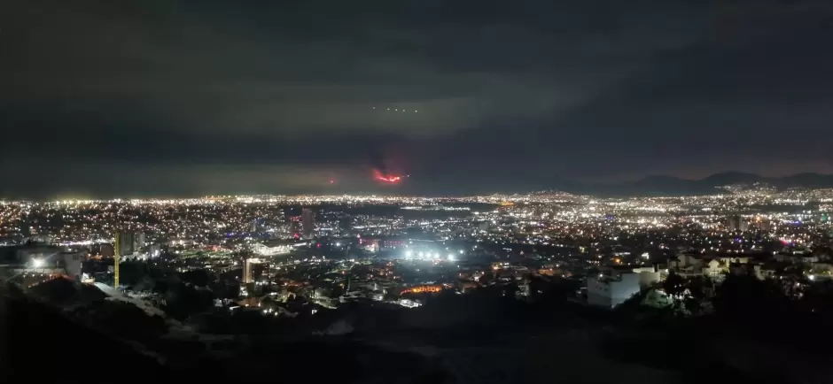 Contina incendio en San Diego y obliga a nuevas evacuaciones