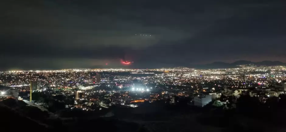 Contina incendio en San Diego y obliga a nuevas evacuaciones