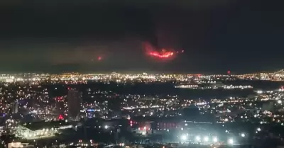 Contina incendio en San Diego y obliga a nuevas evacuaciones