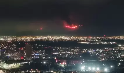 Contina incendio en San Diego y obliga a nuevas evacuaciones