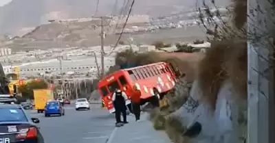 Autobs sin frenos se impacta contra un cerro en el Bulevar 2000