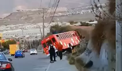 Autobs sin frenos se impacta contra un cerro en el Bulevar 2000