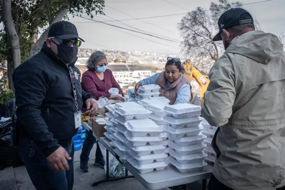 Entregan apoyos sociales a damnificados por incendios