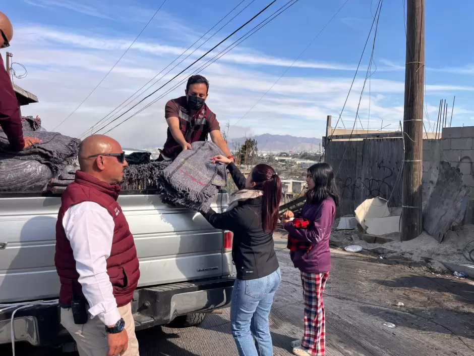 Entregan apoyos sociales a damnificados por incendios