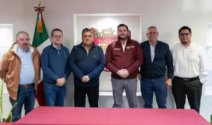 Se re�ne presidente municipal Ismael Burgue�o con el titular de Conagua en BC