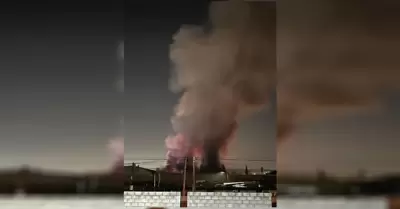 Incendio en bodegas genera columna de humo visible en distintos puntos de la ciu