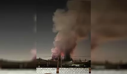 Incendio en bodegas genera columna de humo visible en distintos puntos de la ciu