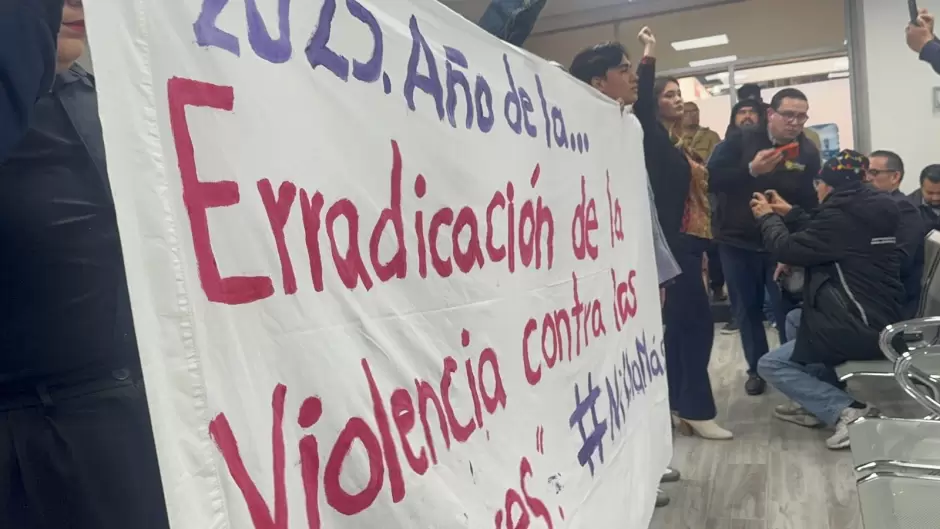 Manifestantes exigen en Cabildo de Tijuana renuncia de regidor denunciado por abuso sexual