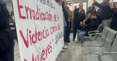 Manifestantes exigen en Cabildo de Tijuana renuncia de regidor denunciado por ab