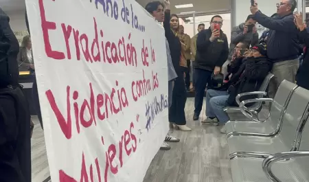 Manifestantes exigen en Cabildo de Tijuana renuncia de regidor denunciado por ab