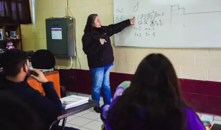 Estudiantes preparandose para ingresar a la universidad