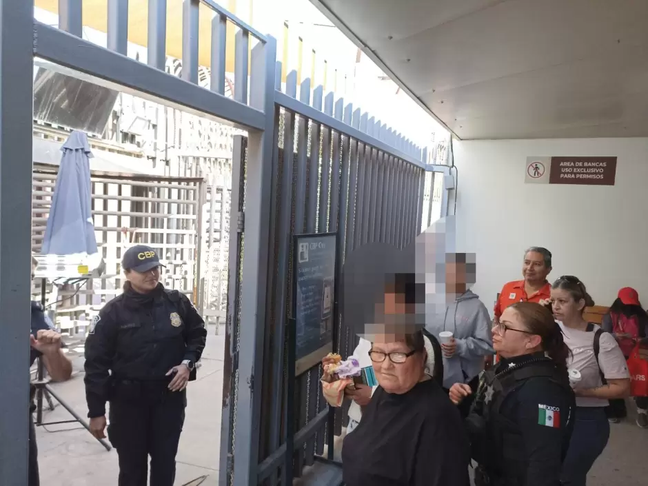 Agentes de la polica municipal renen a mujer estadounidense con su familia en garita de zona centro