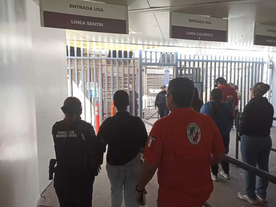 Agentes de la polica municipal renen a mujer estadounidense con su familia en garita de zona centro