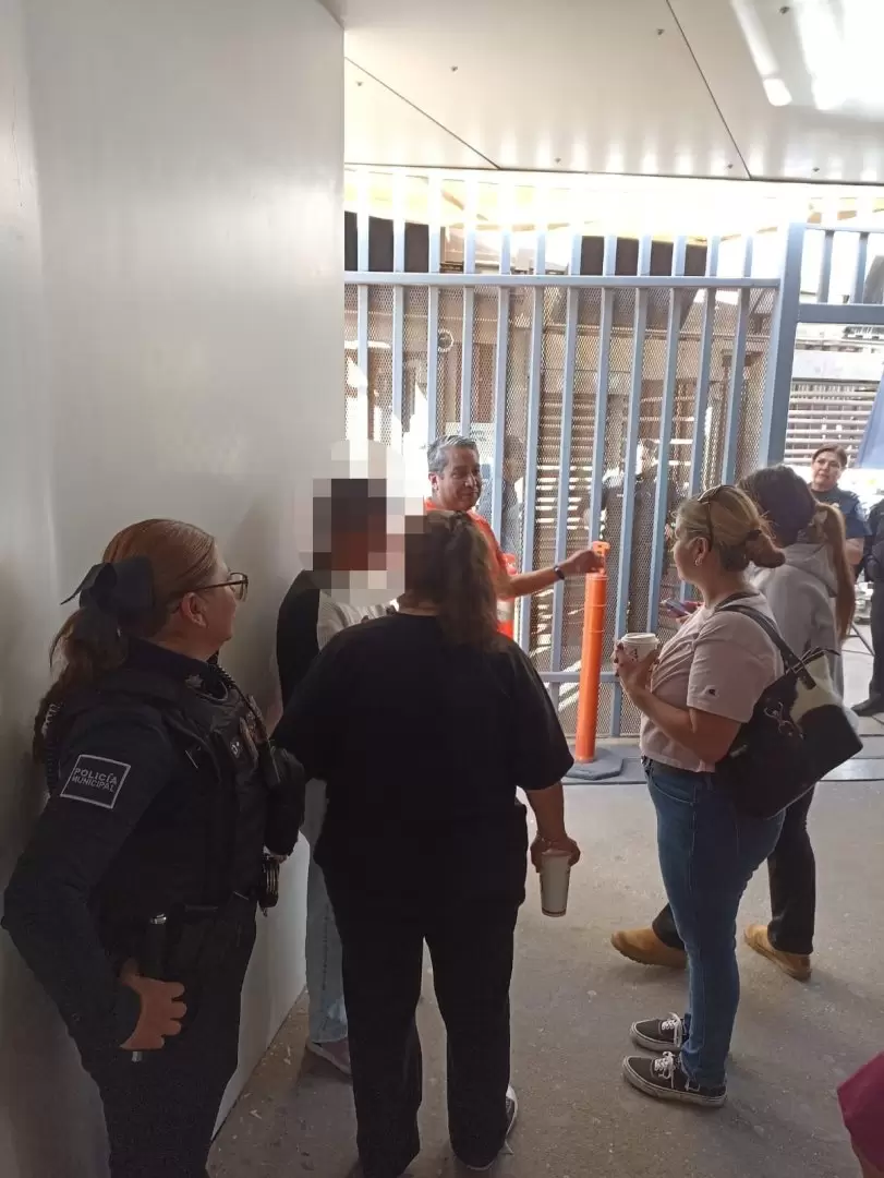 Agentes de la polica municipal renen a mujer estadounidense con su familia en garita de zona centro