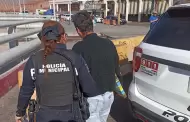 Agentes de la polica municipal renen a mujer estadounidense con su familia en garita de zona centro