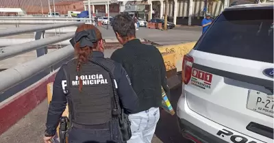 Agentes de la polica municipal renen a mujer estadounidense con su familia en 