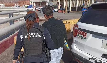 Agentes de la polica municipal renen a mujer estadounidense con su familia en