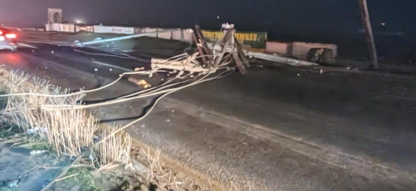 Accidente vehicular derriba cuatro postes en la carretera Tijuana ...