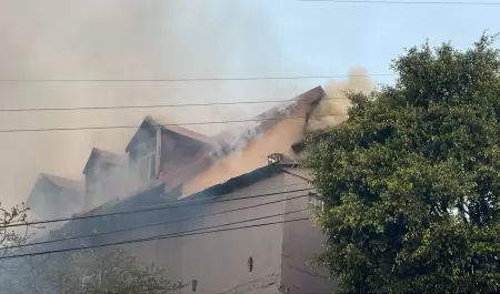 Incendio consume tres inmuebles en la colonia Libertad