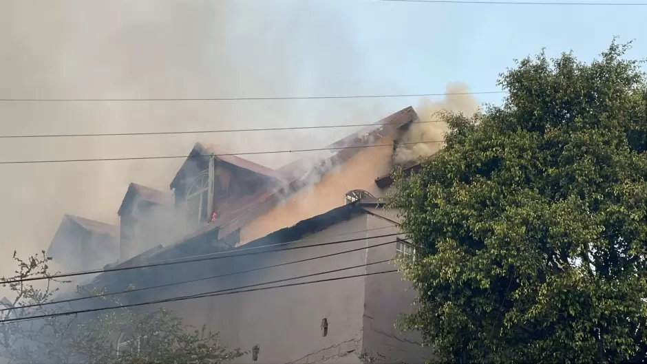 Incendio consume tres inmuebles en la colonia Libertad