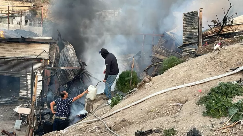 Incendio consume tres inmuebles en la colonia Libertad