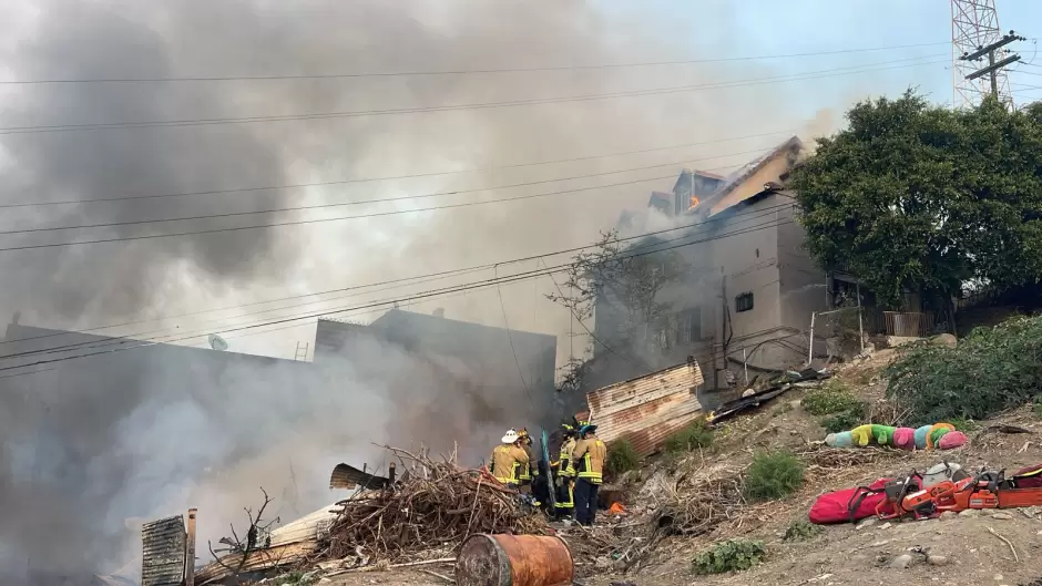 Incendio consume tres inmuebles en la colonia Libertad