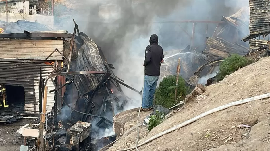 Incendio consume tres inmuebles en la colonia Libertad