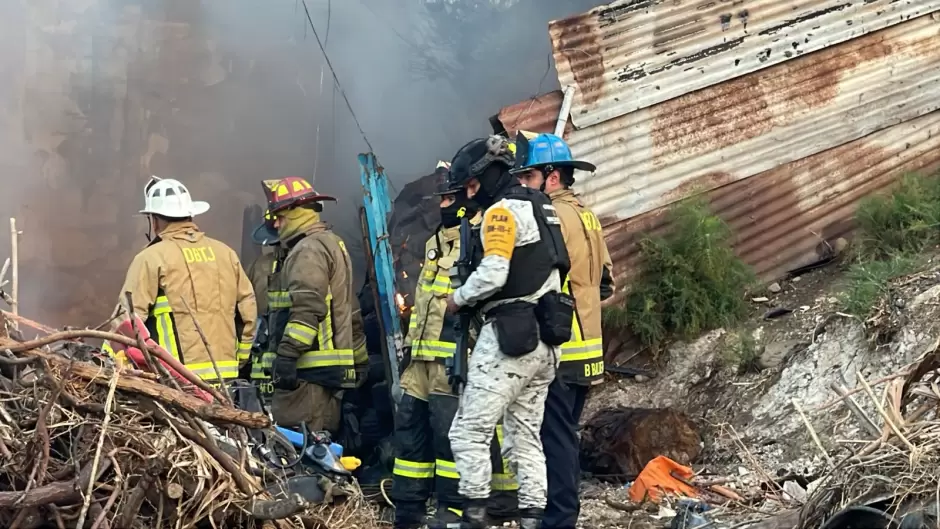 Incendio consume tres inmuebles en la colonia Libertad