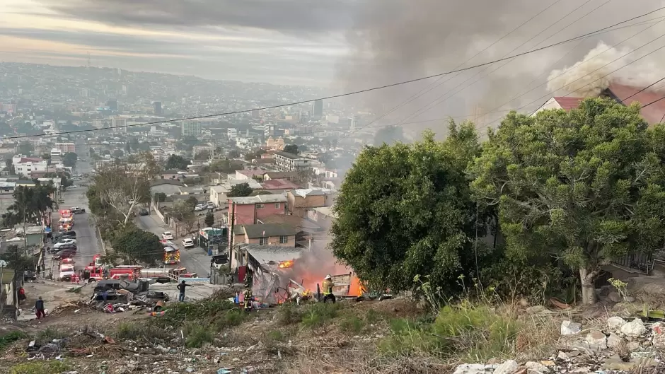 Incendio consume tres inmuebles en la colonia Libertad