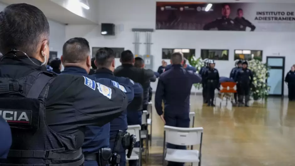 Oficial Flores Mungua Efran es despedido por familia y hermanos de sangre azul