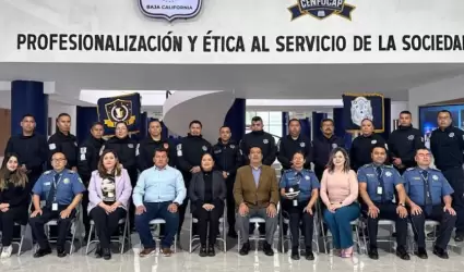 Polic�as se capacitan en atenci�n a turistas en Baja California