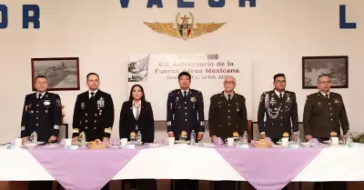 Felicita Claudia Agatn a la Fuerza Area Mexicana por su 110 aniversario