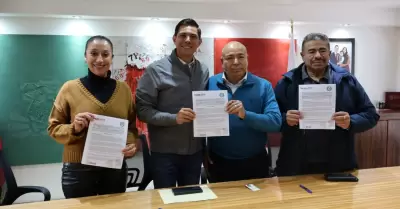 Firma convenio Romn Cota con centro universitario