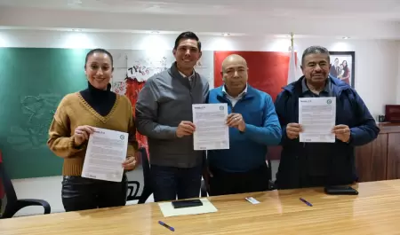 Firma convenio Romn Cota con centro universitario