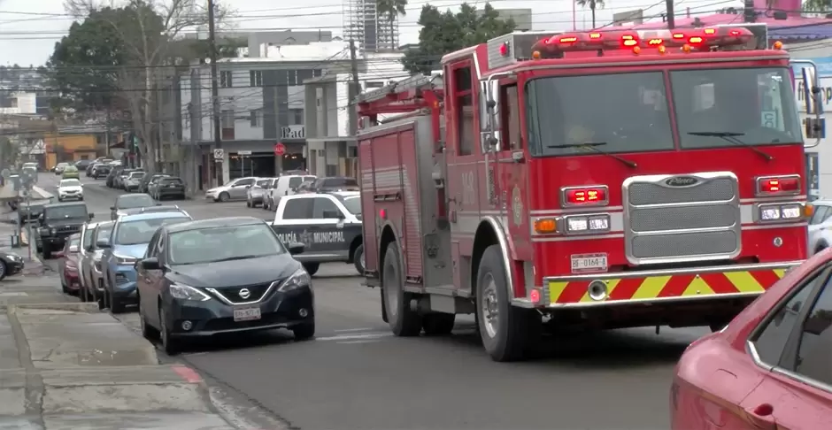 Bomberos desalojan 15 negocios en la colonia Madero por presencia de gas en ductos del subsuelo